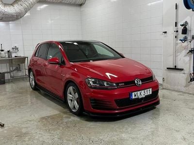 Vw röd Begagnad 2015 VW Golf VII GTI Halvkombi | 155 000 kr (Lite dyr)