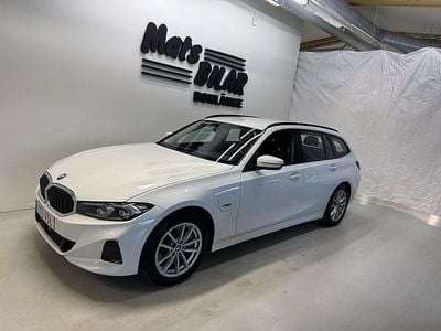 Vit Begagnad 2022 BMW 330e Kombi | 309 900 kr (Marknadspris)