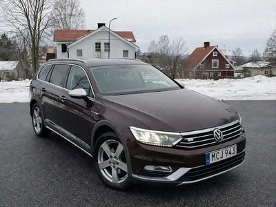 Mörkröd Begagnad 2015 VW Passat Alltrack Kombi | 167 000 kr (Marknadspris)