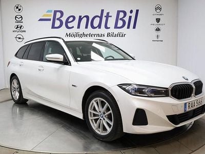 Begagnad BMW 330e Shadowline 292 HK (214 kW) 2022 Mineralvit metallic Kombi