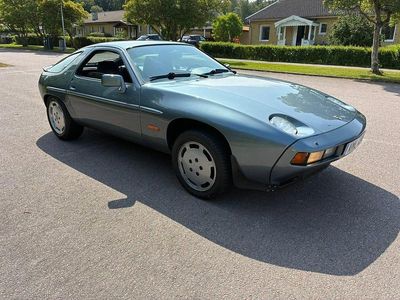 Begagnad Porsche 928 310 HK (228 kW) 1984 Gråblåmetallic Sportkupé