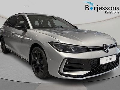 Svart (grenadilla black metallic) Ny 2025 VW Passat R-line Kombi | 530 000 kr (Lite dyr)