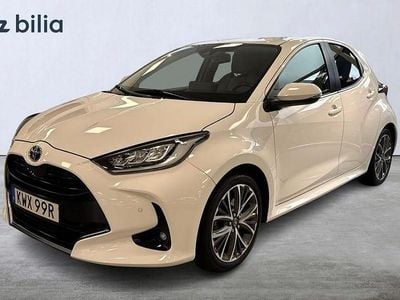 Vit Begagnad 2021 Toyota Yaris Hybrid Edition Halvkombi | 224 900 kr (Marknadspris)