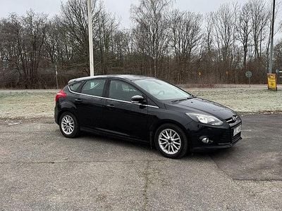 Svart Begagnad 2011 Ford Focus Titanium Halvkombi | 32 000 kr (Marknadspris)