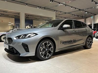 Grå Begagnad 2026 BMW 120 Halvkombi | 389 000 kr