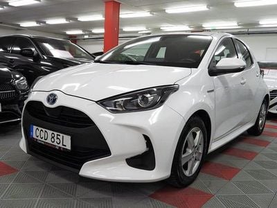 Vit Begagnad 2021 Toyota Yaris Hybrid Active Halvkombi | 149 500 kr (Bra pris)