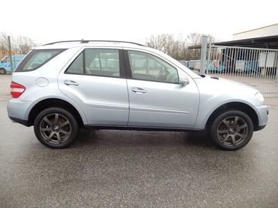 Begagnad Mercedes ML320 225 HK (165 kW) 2007 Ljusblå SUV