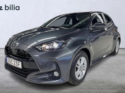 Mörkgrå Begagnad 2024 Toyota Yaris Hybrid Active Halvkombi | 229 900 kr (Marknadspris)