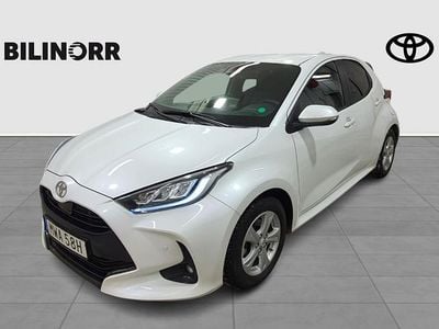 Vit Begagnad 2024 Toyota Yaris Hybrid Style Halvkombi | 269 900 kr (Marknadspris)