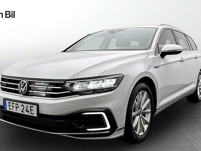 Glacier white metallic Begagnad 2023 VW Passat GTE Kombi | 379 900 kr (Dyr)