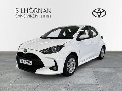 Vit Begagnad 2023 Toyota Yaris Hybrid Active Halvkombi | 249 900 kr (Lite dyr)