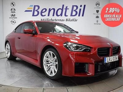 Röd (fire red metallic) Begagnad 2024 BMW M2 Comfort Edition Sportkupé | 799 500 kr (Marknadspris)