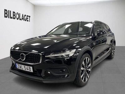 Svart Begagnad 2024 Volvo V60 CC Plus Kombi | 424 800 kr (Marknadspris)