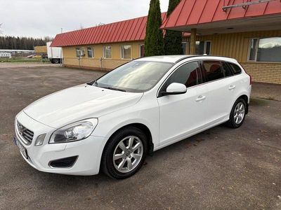 Vit Begagnad 2011 Volvo V60 Momentum Kombi | 104 900 kr (Marknadspris)