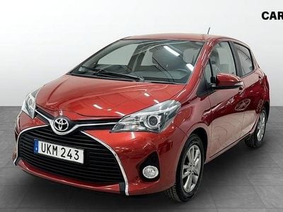 Begagnad Toyota Yaris Multidrive S 99 HK (72 kW) 2014 Röd Halvkombi
