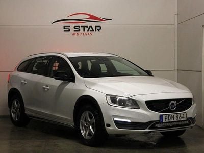 Vit Begagnad 2016 Volvo V60 CC Momentum Kombi | 109 900 kr (Marknadspris)