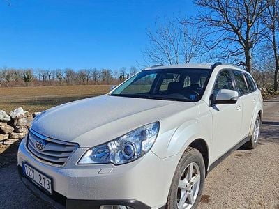 Begagnad Subaru Outback 173 HK (127 kW) 2012 Pärlvit Kombi