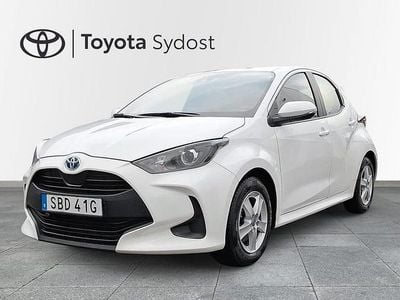 Vit Begagnad 2023 Toyota Yaris Hybrid Active Halvkombi | 215 000 kr (Marknadspris)