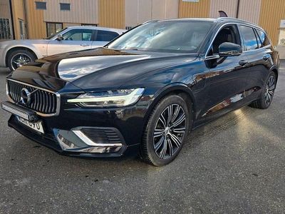 Svart Begagnad 2022 Volvo V60 Kombi | 299 900 kr (Marknadspris)