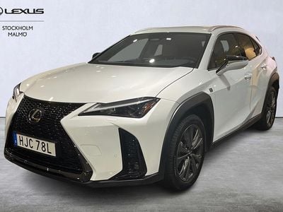 Vit Begagnad 2025 Lexus UX 300h Sport Design Packet SUV | 389 000 kr (Marknadspris)