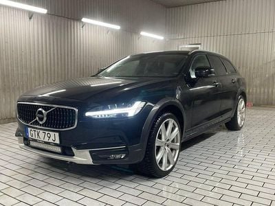 Svart Begagnad 2019 Volvo V90 CC Momentum Kombi | 259 000 kr (Bra pris)