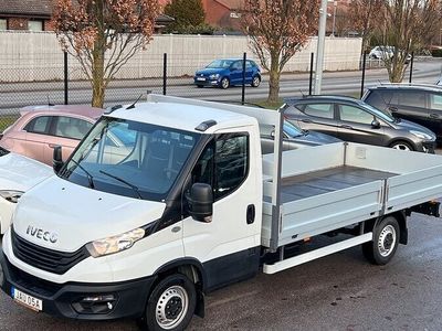 begagnad Iveco Daily 35s 3,0L 4,5m Flak företag 2022, Transportbil