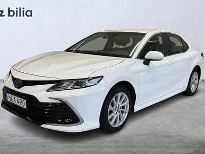 Vit Begagnad 2022 Toyota Camry Hybrid Active Sedan | 339 900 kr (Marknadspris)