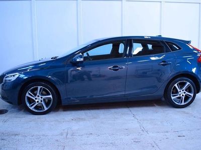 Mörkblå (blå) Begagnad 2017 Volvo V40 Kinetic Kombi | 144 900 kr (Marknadspris)