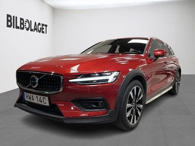 Röd Begagnad 2023 Volvo V60 CC Core Kombi | 379 800 kr (Marknadspris)