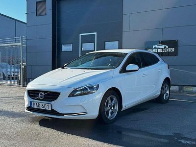 Begagnad Volvo V40 Momentum 120 HK (88 kW) 2016 Vit Halvkombi
