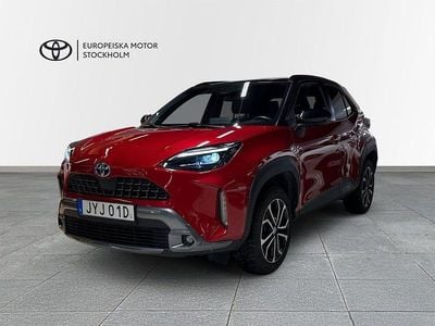 Röd Begagnad 2023 Toyota Yaris Hybrid Plus | 299 900 kr (Marknadspris)