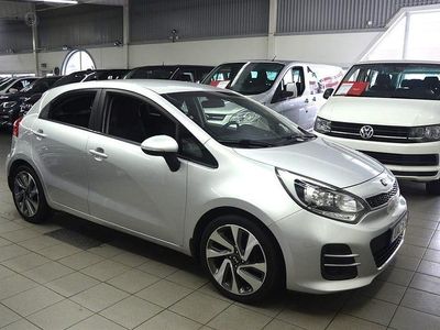 Grå Begagnad 2015 Kia Rio Halvkombi | 79 900 kr (Dyr)