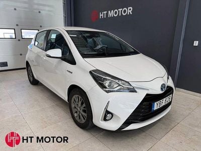 Vit Begagnad 2020 Toyota Yaris Hybrid Active Halvkombi | 168 900 kr (Marknadspris)