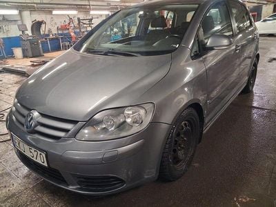 Begagnad VW Golf Plus Cross Trendline 160 HK (117 kW) 2009 Gråmetallic Minibuss