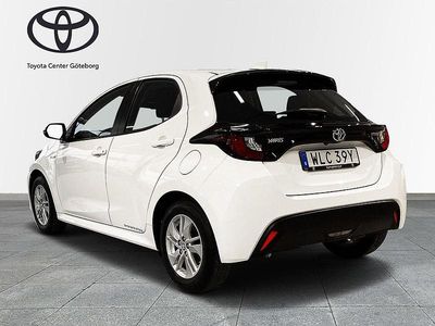 Vit Begagnad 2021 Toyota Yaris Hybrid Active Halvkombi | 209 900 kr (Marknadspris)