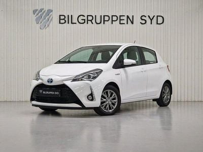 Vit Begagnad 2019 Toyota Yaris Hybrid Active Halvkombi | 169 900 kr (Marknadspris)