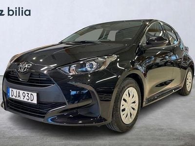 Svart Begagnad 2025 Toyota Yaris Hybrid Active Halvkombi | 239 900 kr (Marknadspris)