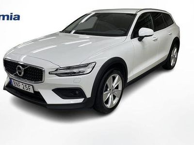 Vit Begagnad 2022 Volvo V60 CC Kombi | 309 900 kr (Marknadspris)