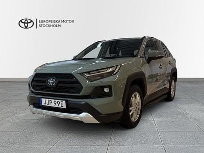 Grön Begagnad 2023 Toyota RAV4 Hybrid SUV | 439 900 kr (Marknadspris)