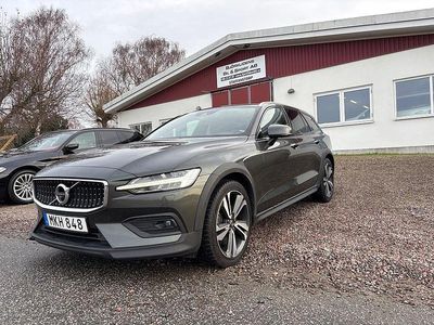 Mörkgrå Begagnad 2019 Volvo V60 CC Momentum Kombi | 339 000 kr (Dyr)