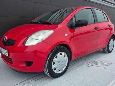 Begagnad Toyota Yaris 69 HK (50 kW) 2008 Röd Halvkombi