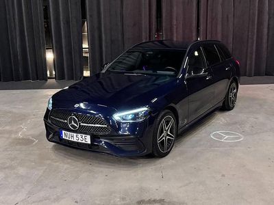 Mörkblå Begagnad 2022 Mercedes C300e AMG Kombi | 379 900 kr (Marknadspris)