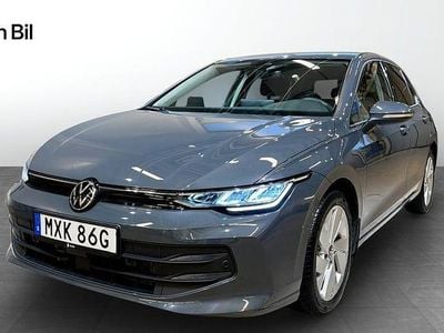 Mörkgrå Begagnad 2024 VW Golf VIII Life Halvkombi | 309 900 kr (Marknadspris)