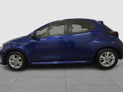 Mörkblå Begagnad 2022 Toyota Yaris Hybrid Active Halvkombi | 179 900 kr (Marknadspris)