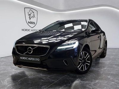 Svart Begagnad 2018 Volvo V40 CC Momentum Kombi | 179 900 kr (Marknadspris)