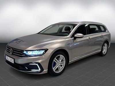 Ljusgrå metallic Begagnad 2019 VW Passat GTE Kombi | 219 900 kr (Marknadspris)