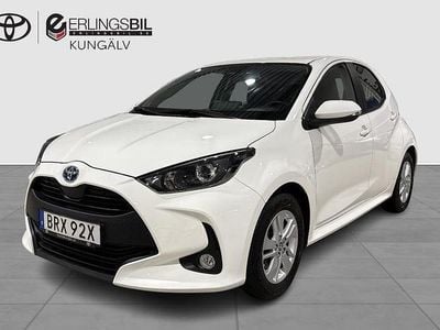 Vit Begagnad 2022 Toyota Yaris Hybrid Active Halvkombi | 209 900 kr (Marknadspris)