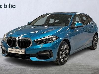 Blå Begagnad 2022 BMW 118 Sport Line Halvkombi | 269 900 kr (Marknadspris)