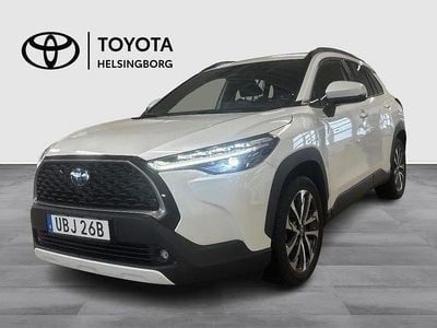 Vit Begagnad 2022 Toyota Corolla Cross Style SUV | 359 900 kr (Marknadspris)