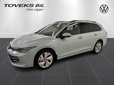 Ljusblå (crystal ice blue metallic) Begagnad 2024 VW Golf VIII Life Kombi | 339 800 kr (Lite dyr)